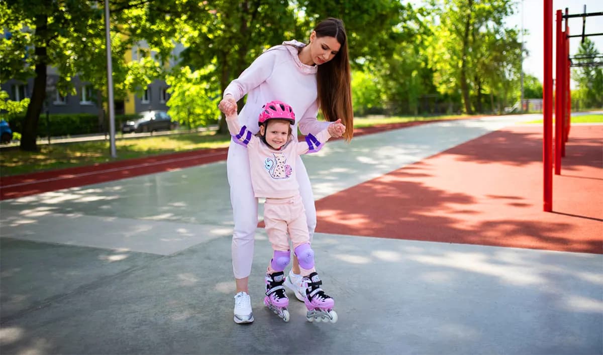 Skateboard a longboard položené vedle sebe