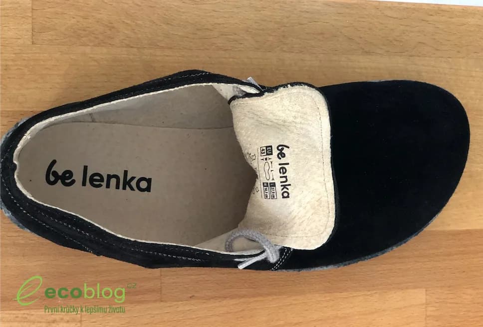 Be Lenka barefoot boty při chůzi po městské dlažbě