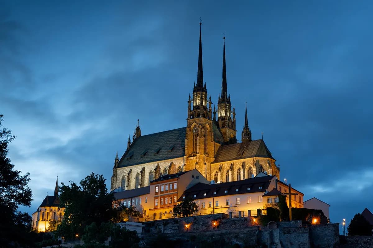 Bezobalový obchod v Brně se zásobníky na sypké potraviny