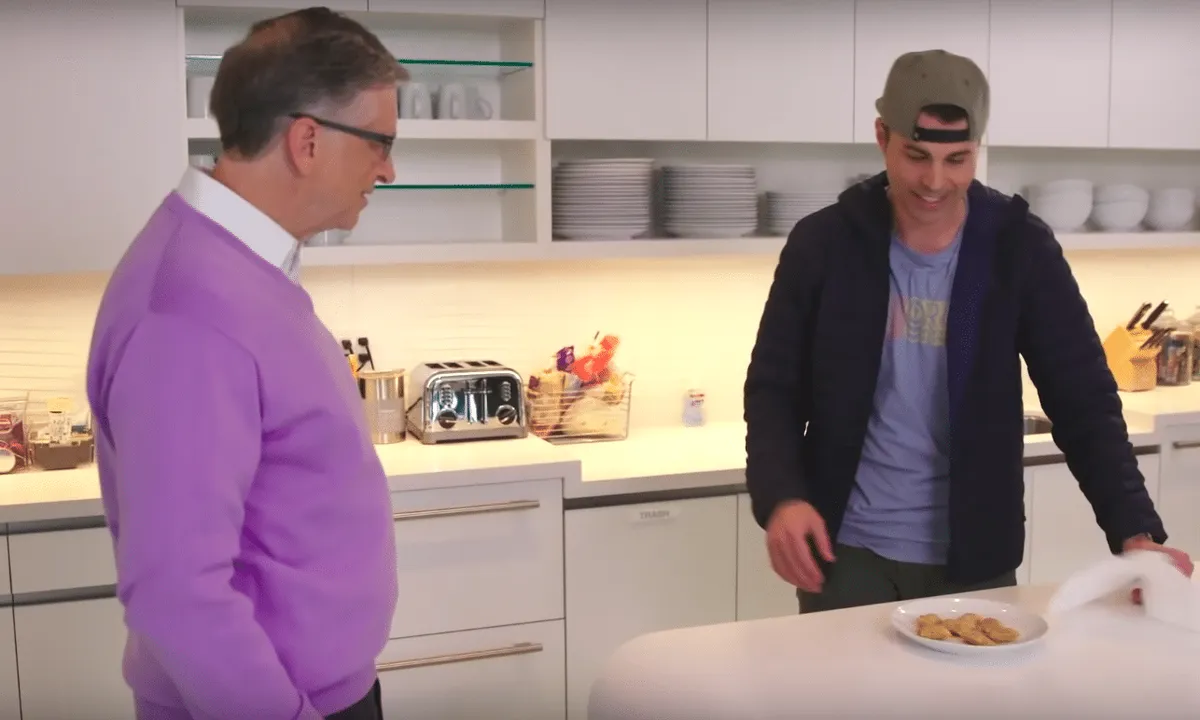 Bill Gates ochutnává hamburger z rostlinného masa ve videu Marka Robera