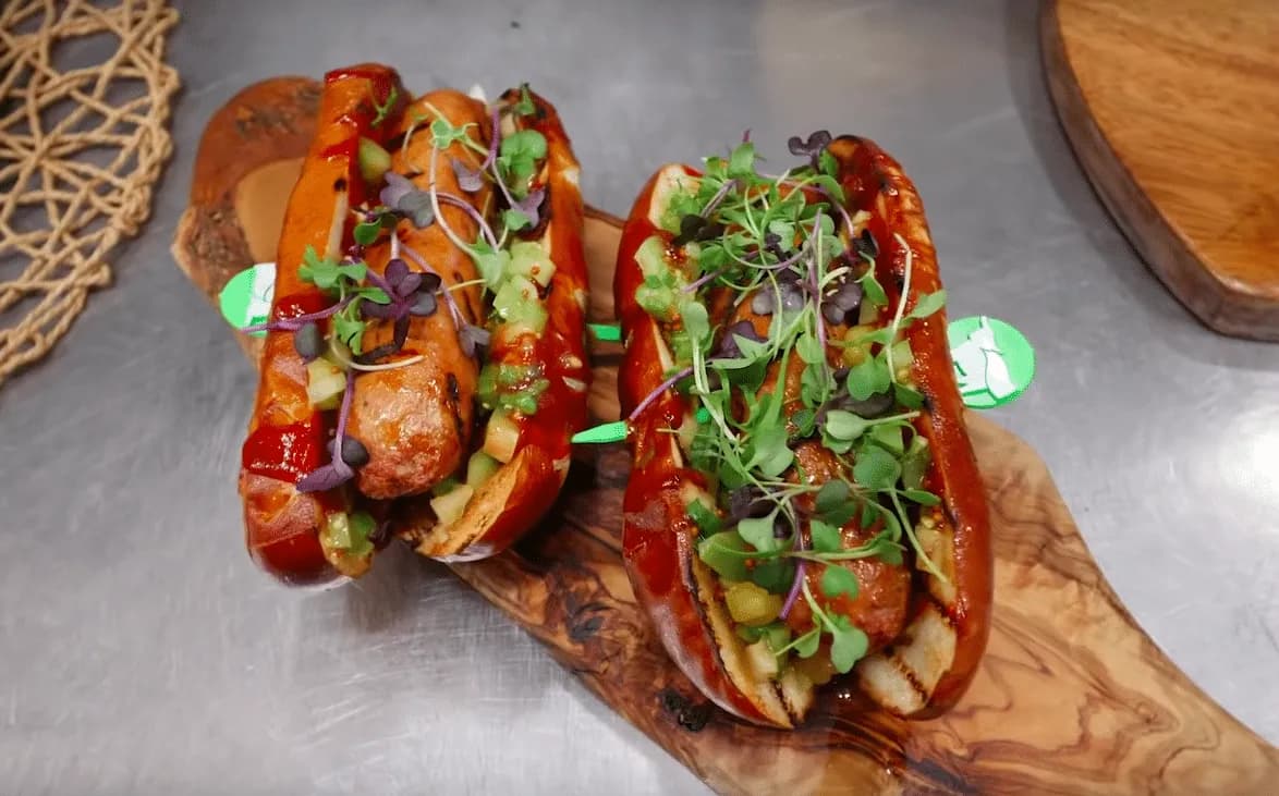 Hotový burger z rostlinného masa, který vypadá jako z hovězího