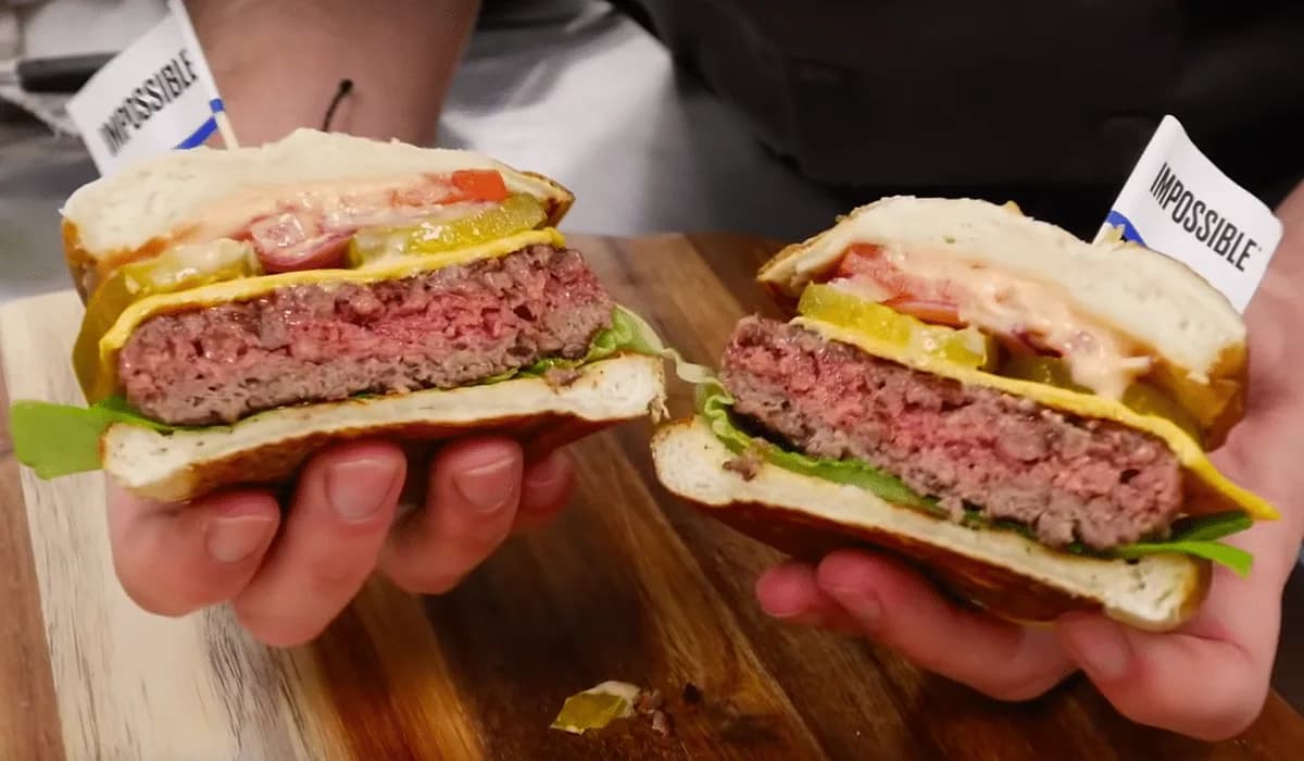 Rostlinné maso připravené na grilu, které vypadá jako pravý hovězí burger