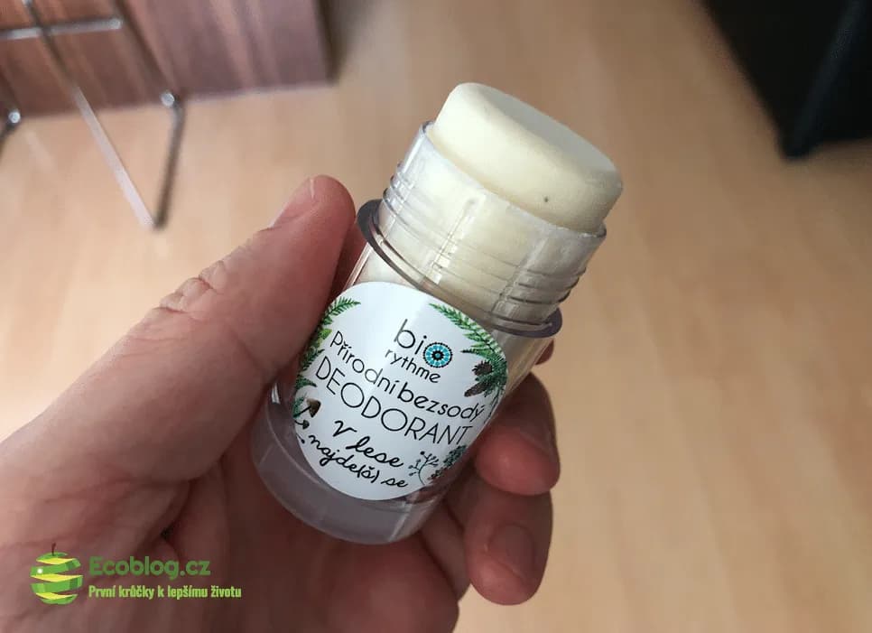 Aplikace přírodního bezsodého deodorantu Biorythme na podpaží