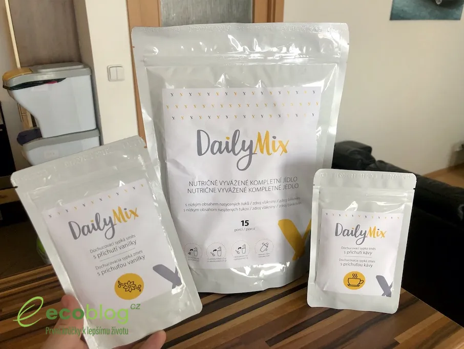 Balení proteinového jídla DailyMix se shakerem a odměrkou
