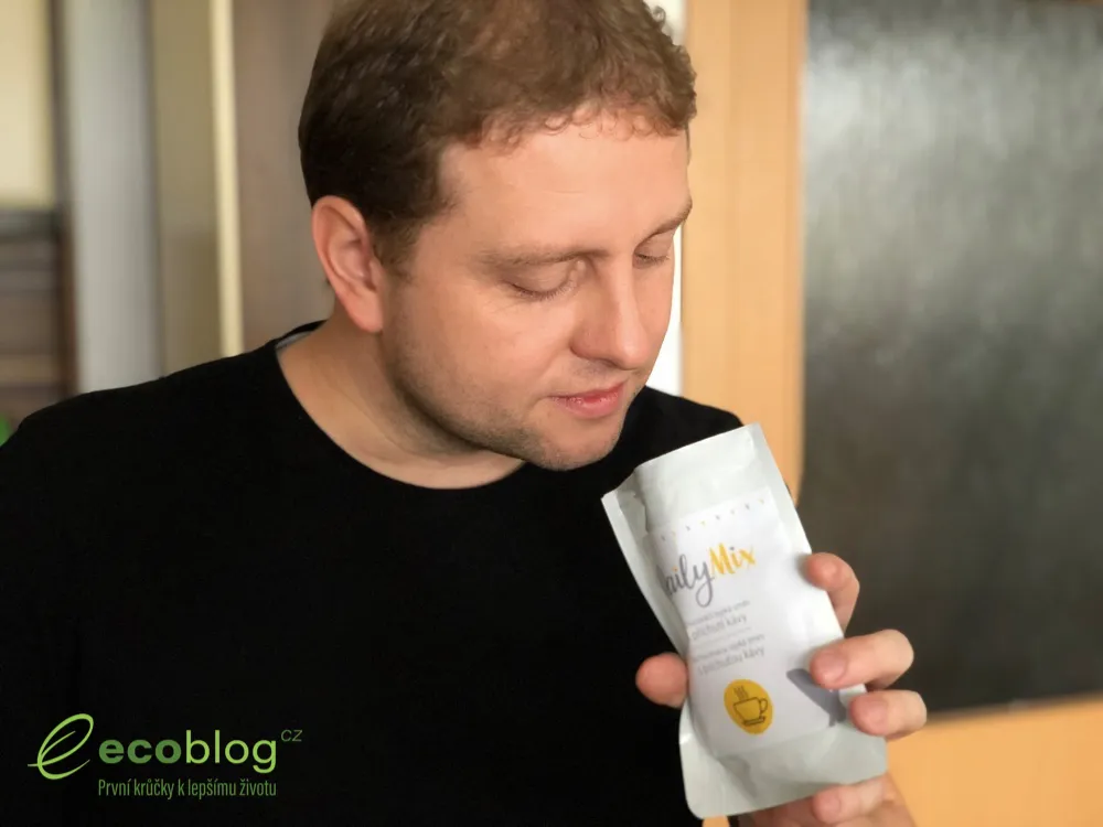 Produkty DailyMix rozložené na stole, prášková náhrada jídla v různých příchutích