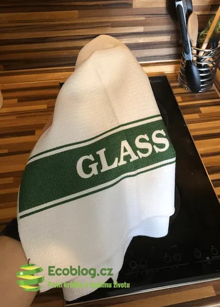 E-cloth mikrovláknová utěrka na nádobí při testu sušení skleniček