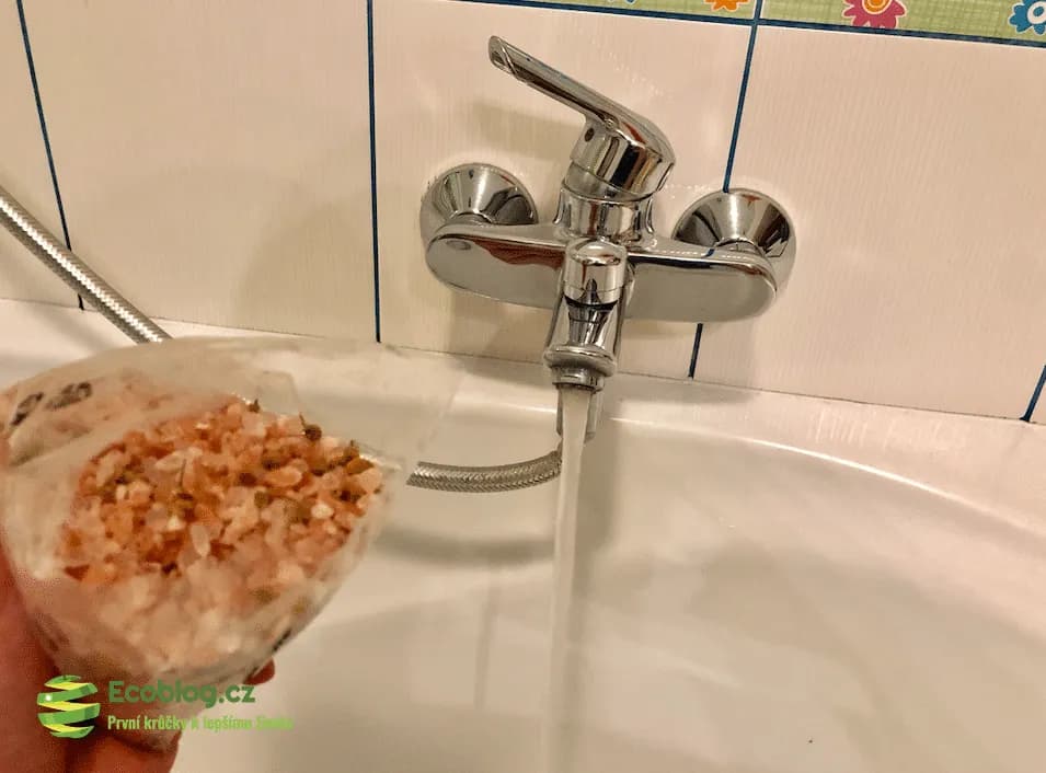 Napuštěná vana připravená na koupel s Cereus himálajskou solí