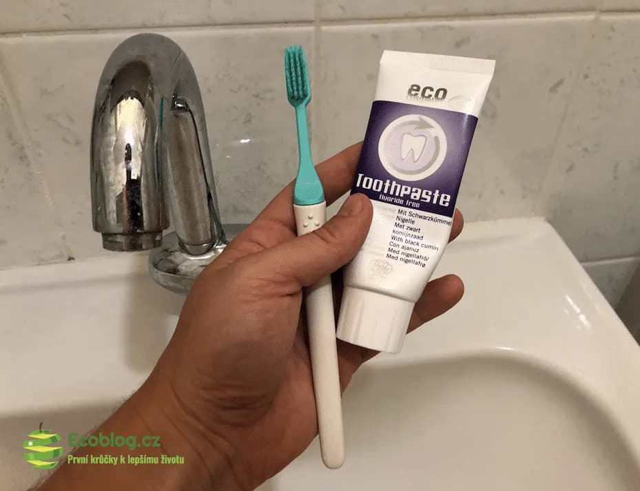 Detail Eco Cosmetics zubní pasty s hustou lehce pěnivou konzistencí