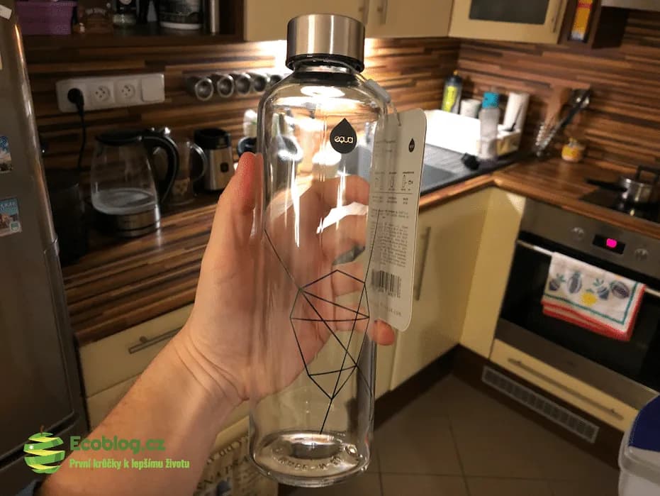 Detail skleněné láhve Equa Mismatch s nerezovým víčkem
