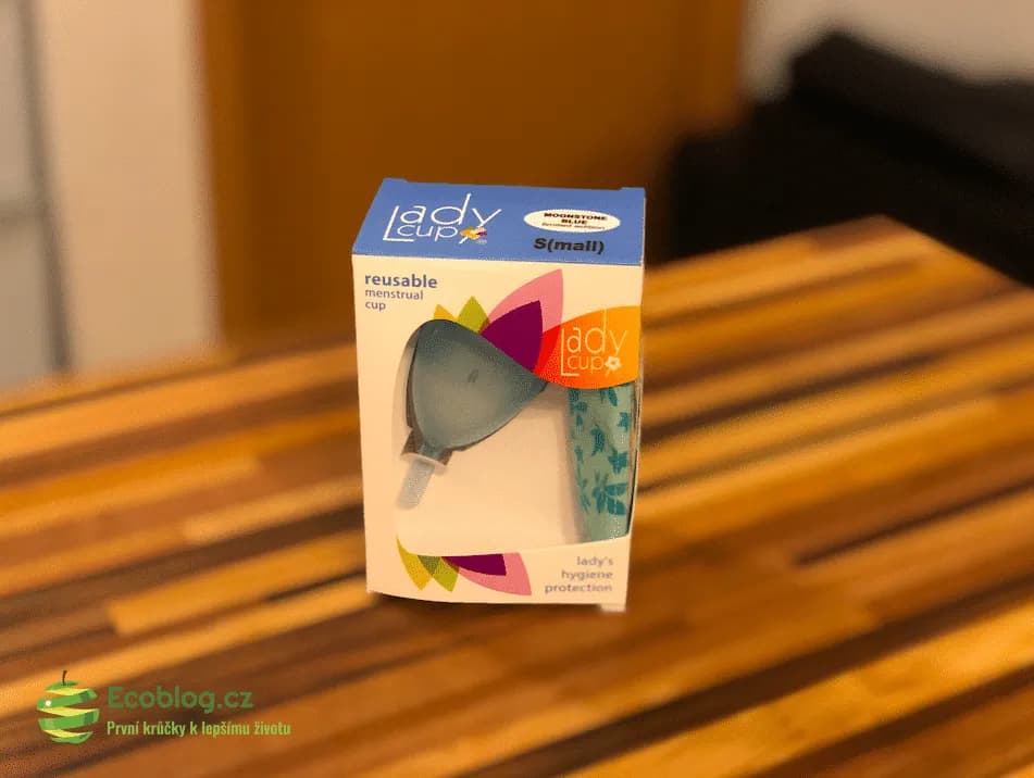 Zavádění menstruačního kalíšku LadyCup složeného do tvaru
