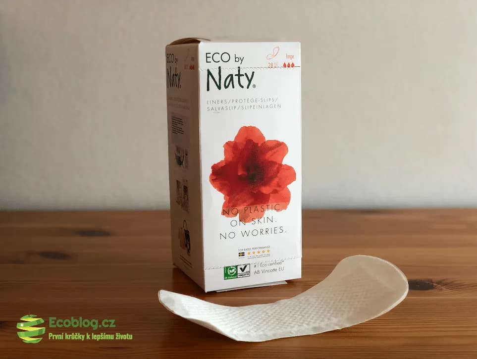 Naty slipové vložky naskládané v recyklovatelné papírové krabičce