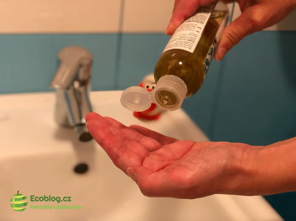 Aplikace hydrofilního oleje FEMA Nobilis Tilia místo mýdla při sprchování