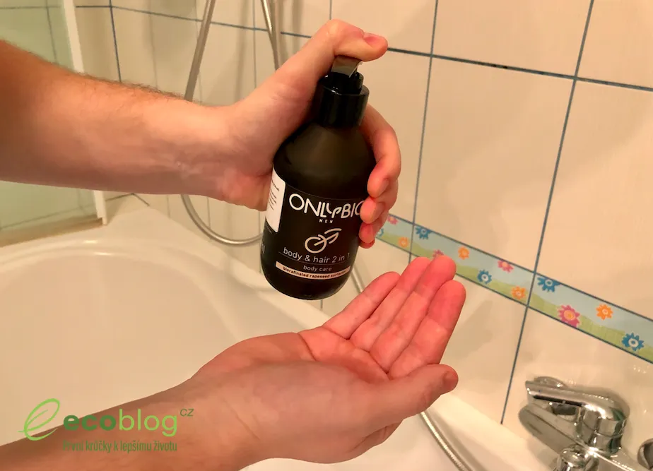 OnlyBio sprchový gel a šampon 2v1, detail balení a skleněné lahve