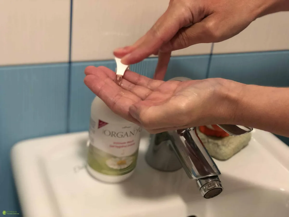Organyc gel na intimní hygienu při nanesení, jemná pěna z testu