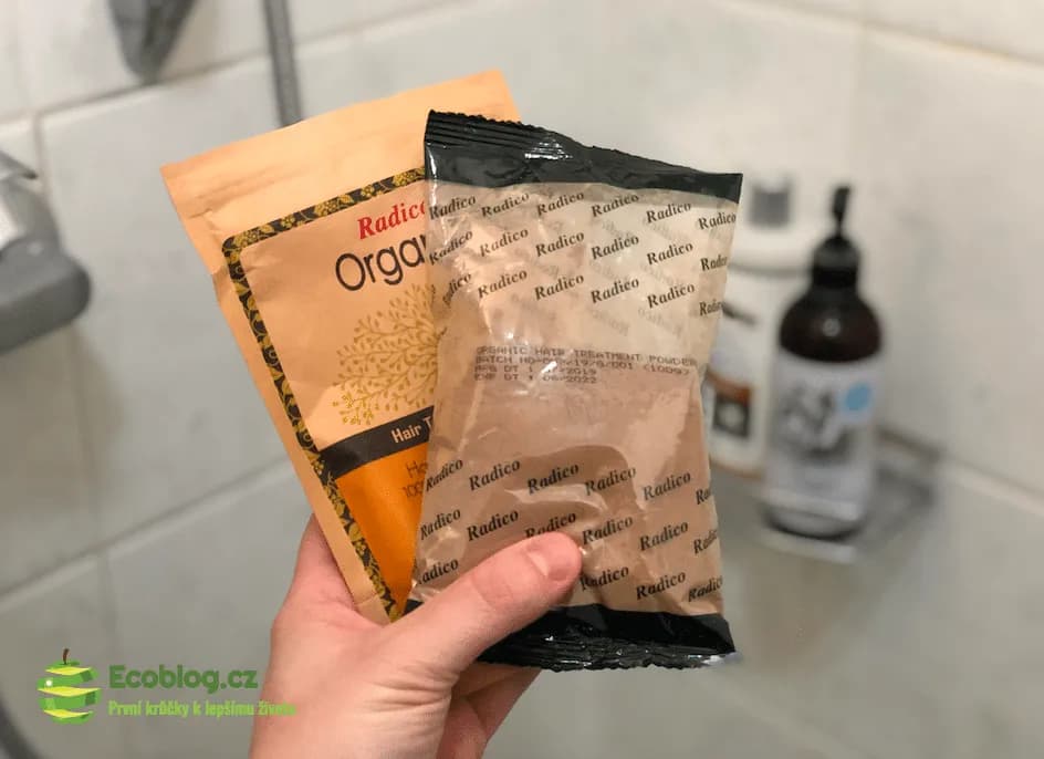 Práškový šampon Radico nanesený na vlasy během mytí