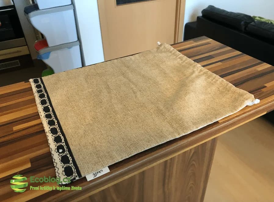 Weetr dárkový pytlík z upcyklované látky jako náhrada balicího papíru