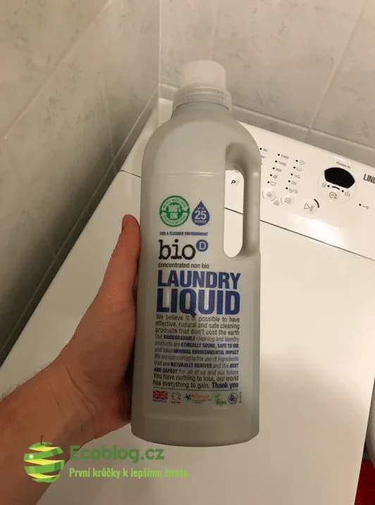 Bio-D tekutý prací gel a aviváž z e-shopu Econea připravené k praní