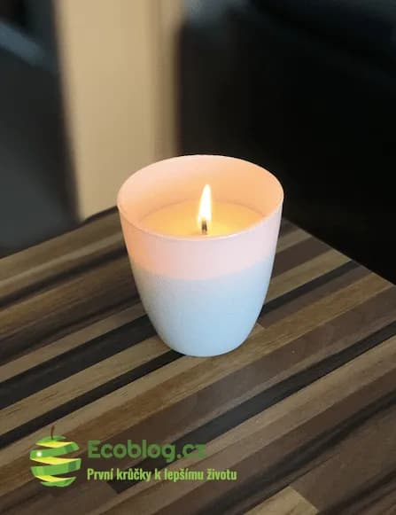 Bílé sklo eko svíčky The Greatest Candle in the World s jablečnou vůní