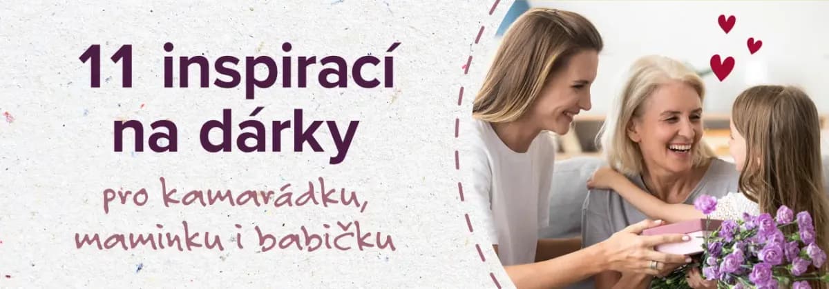 Vánoční stůl s ozdobami z přírodních materiálů a svícemi