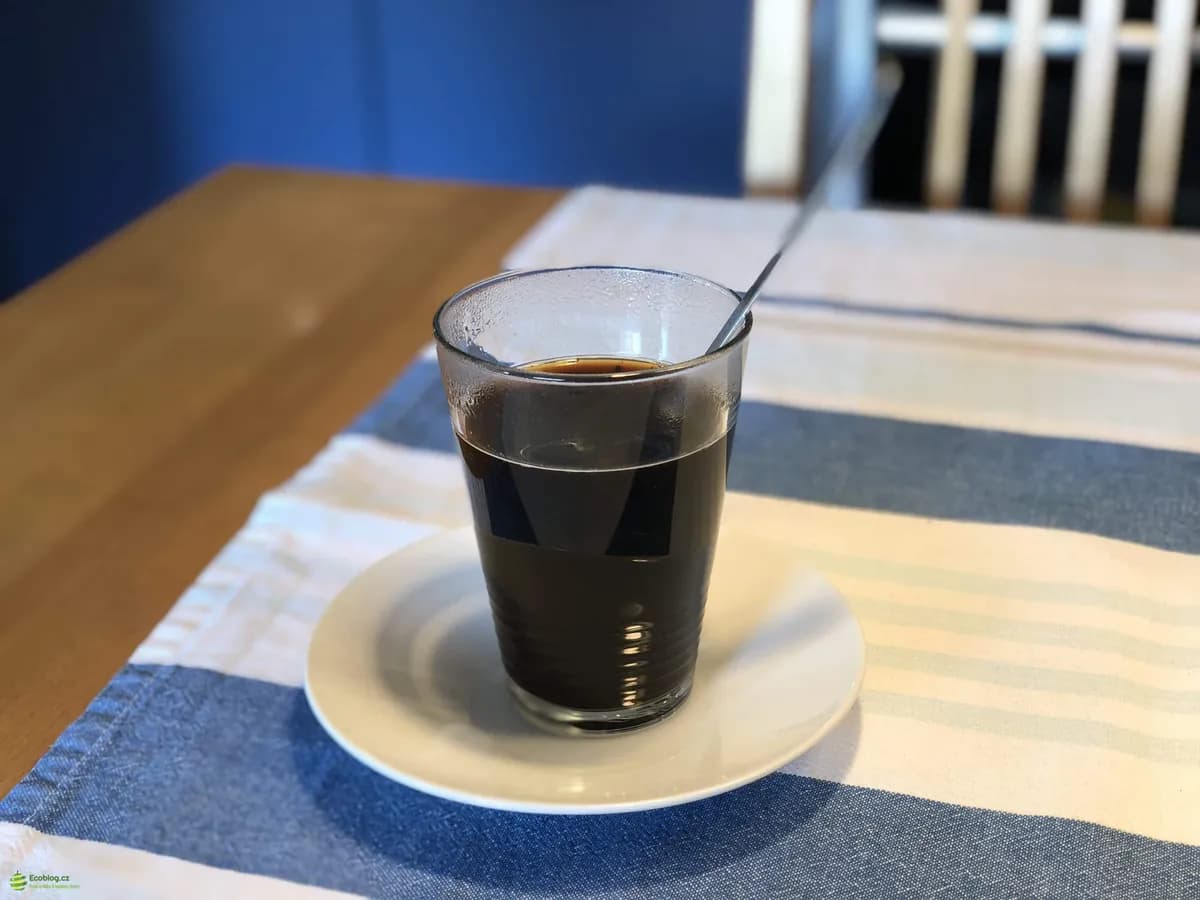 Příprava elixíru Four Sigmatic chaga zalitím sáčku horkou vodou