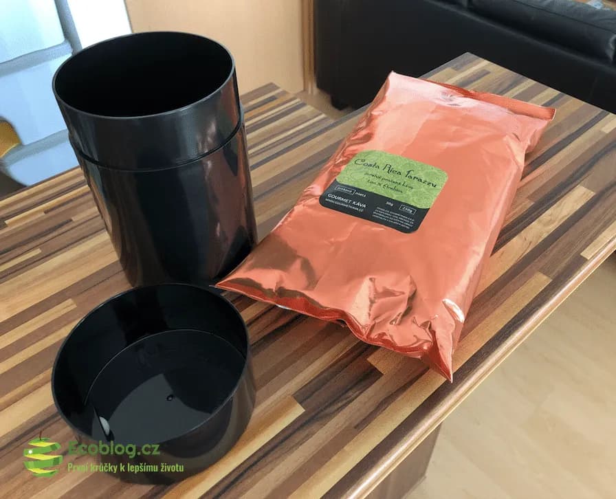 Otevřená vakuová dóza Coffeevac naplněná zrnkovou kávou