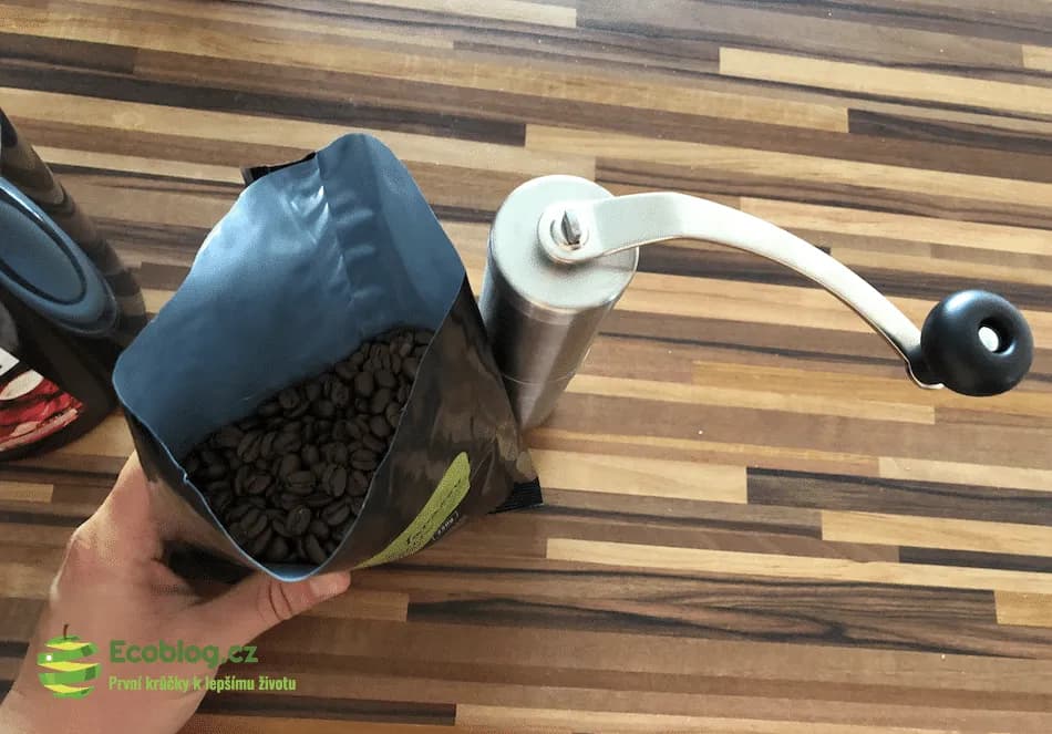 Tři balíčky zrnkové kávy, mlýnek Porlex a french press z objednávky Gourmet káva