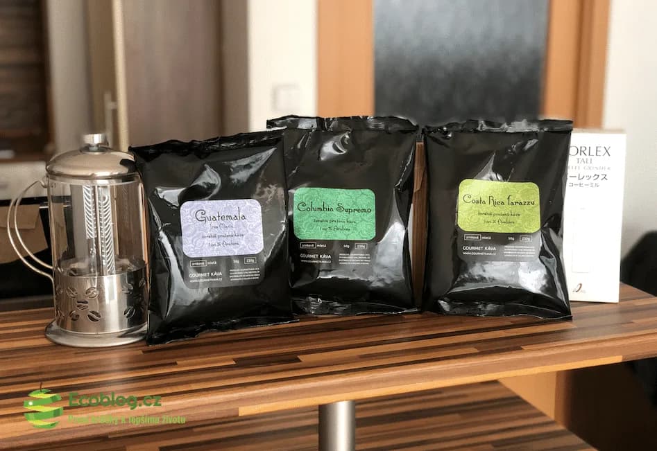 Gourmet káva: zrnková káva, ruční mlýnek a french press z mojí objednávky