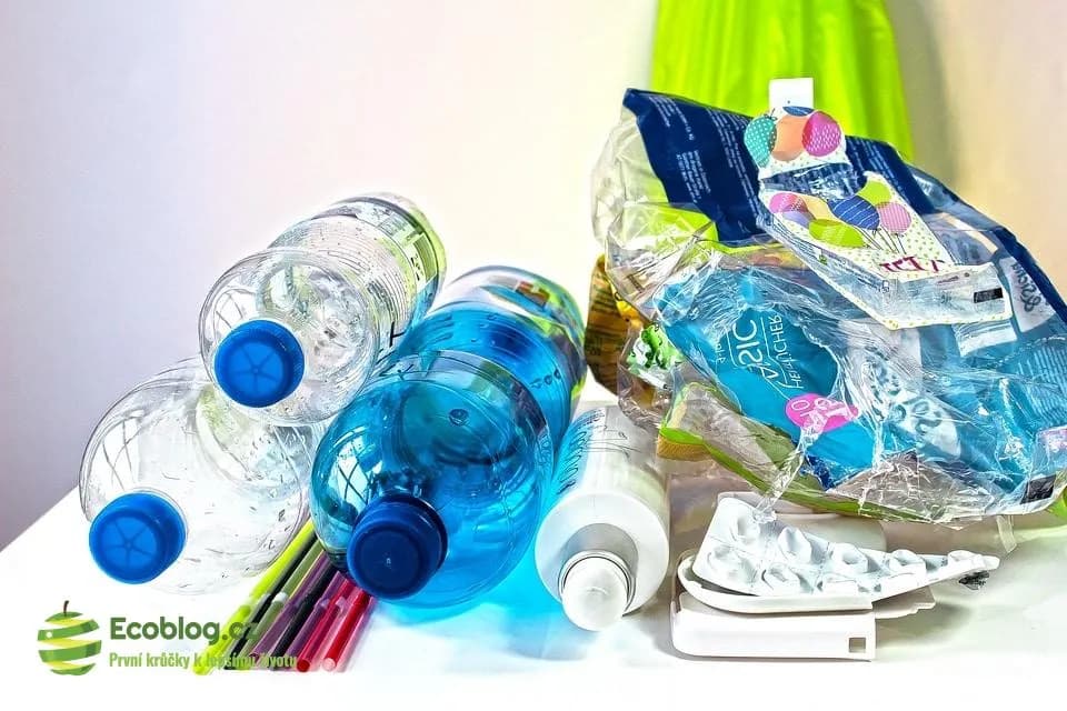 Skleněná lahev na vodu a opakovaně použitelný kelímek na kávu jako základ zero waste