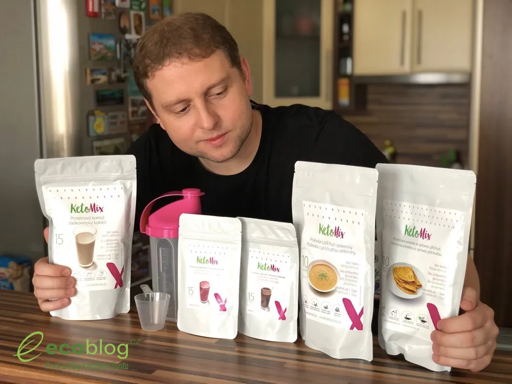 Příprava KetoMix koktejlu, rozmíchávání proteinového nápoje ve shakeru