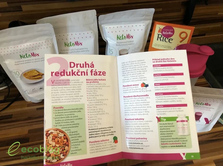 KetoMix proteinové tyčinky a koktejl připravené jako svačina během keto diety