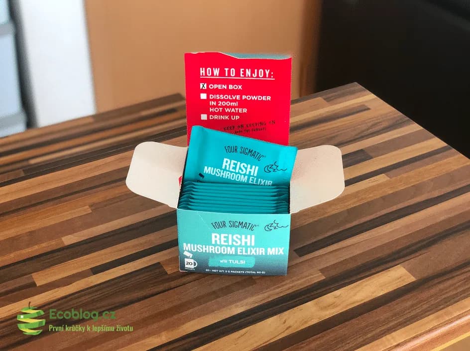 Detail sušené houby reishi s viditelnou strukturou klobouku
