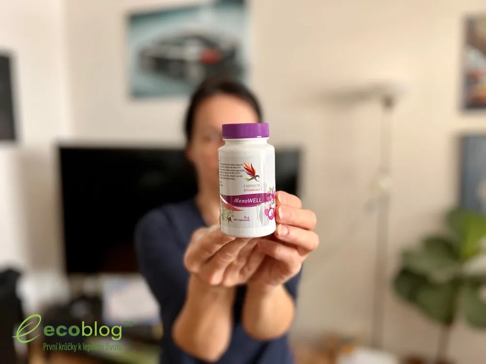 MenoWell od Carnium Botanicals držený v ruce v obývacím pokoji