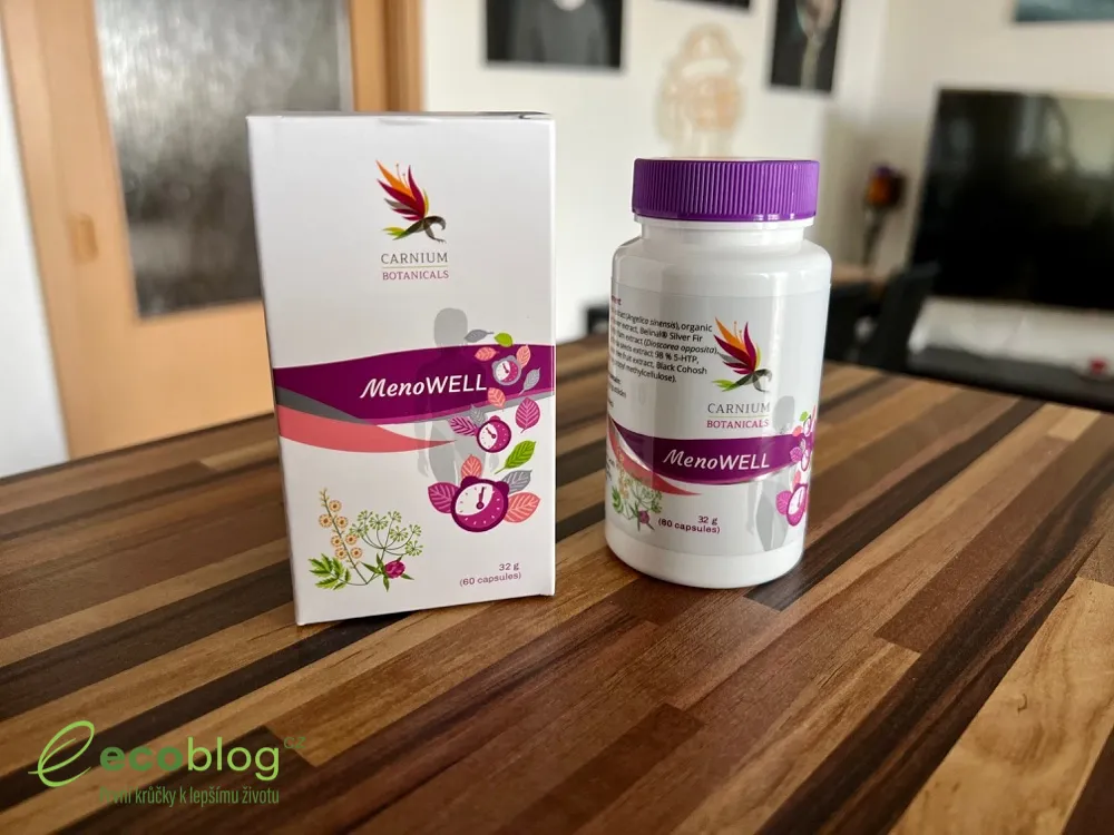 Krabička a lahvička MenoWell od Carnium Botanicals na stole