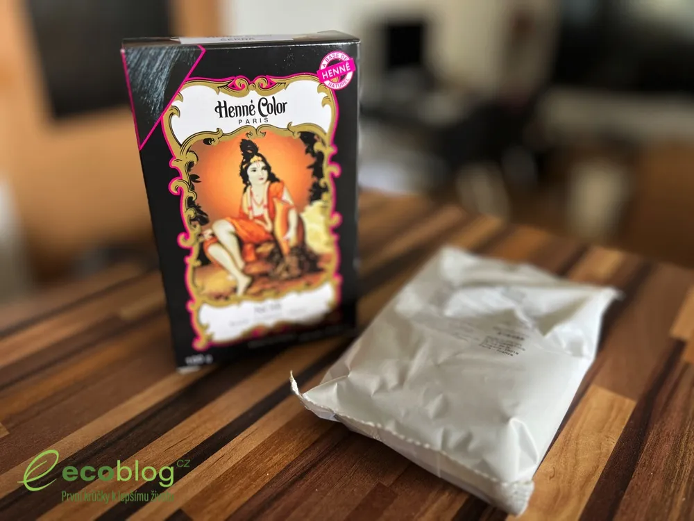 Henna prášek jako základ přírodních barev na vlasy