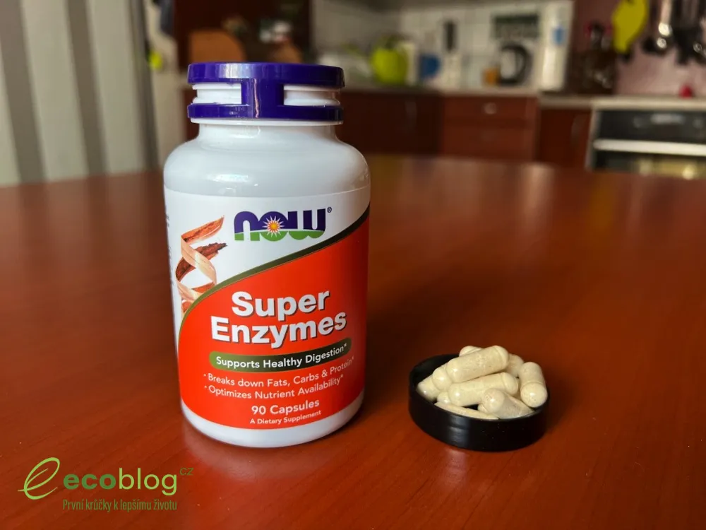 NOW Super Enzymes kapsle vysypané vedle balení