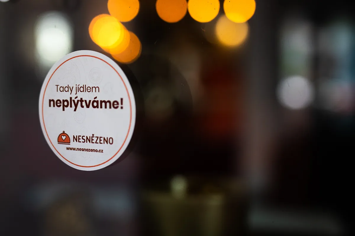 Nálepka pro podniky zapojené v projektu Nesnězeno