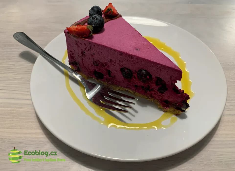 Malinový a tvarohový cheesecake z Kavárny Na Konečné