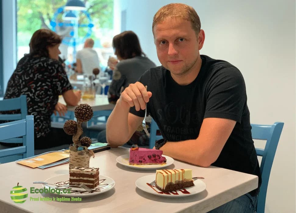 Tři zachráněné dezerty z kavárny objednané přes aplikaci Nesnězeno