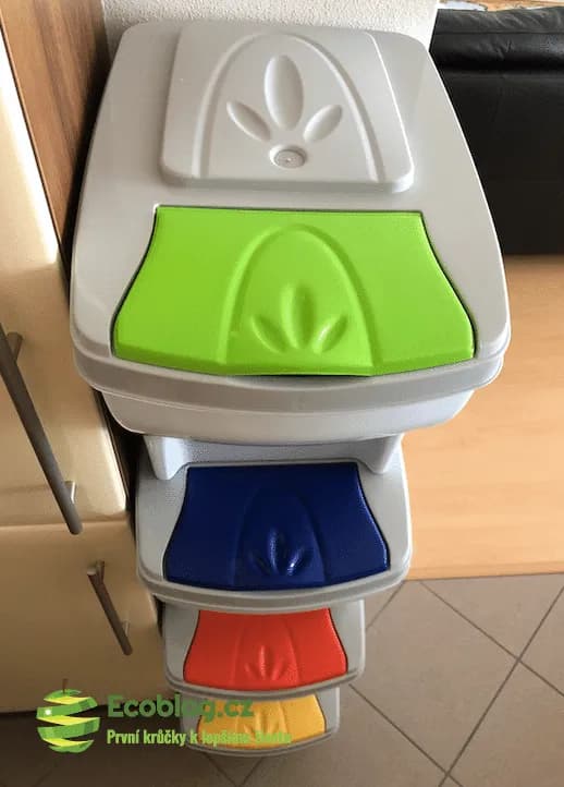 Detail otvoru v koši na tříděný odpad Orion Poker