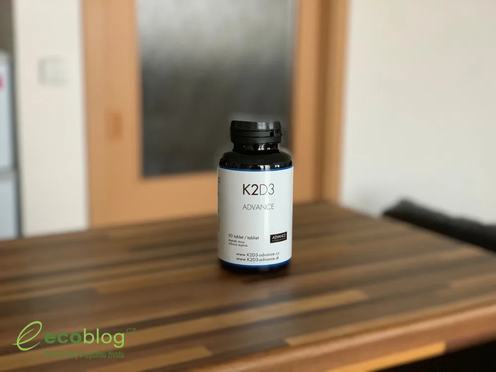 Produkty ADVANCE Nutraceutics rozložené na stole po testu