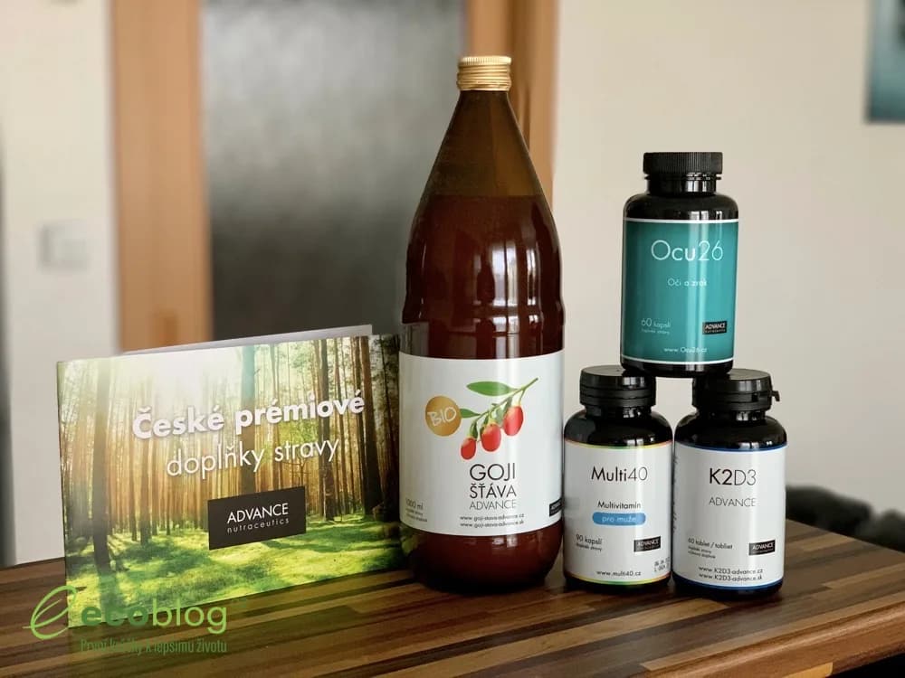 Prémiové doplňky stravy ADVANCE Nutraceutics rozložené na stole při testu
