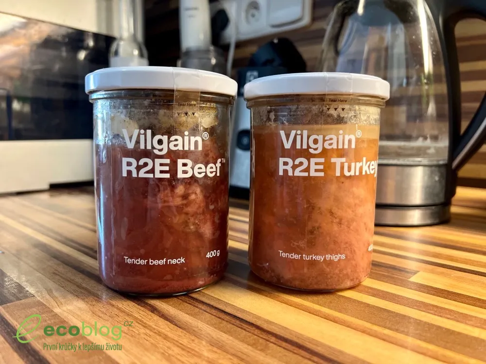Dvě sklenice Vilgain R2E Beef a R2E Turkey se zavařeným masem stojí na pracovní desce