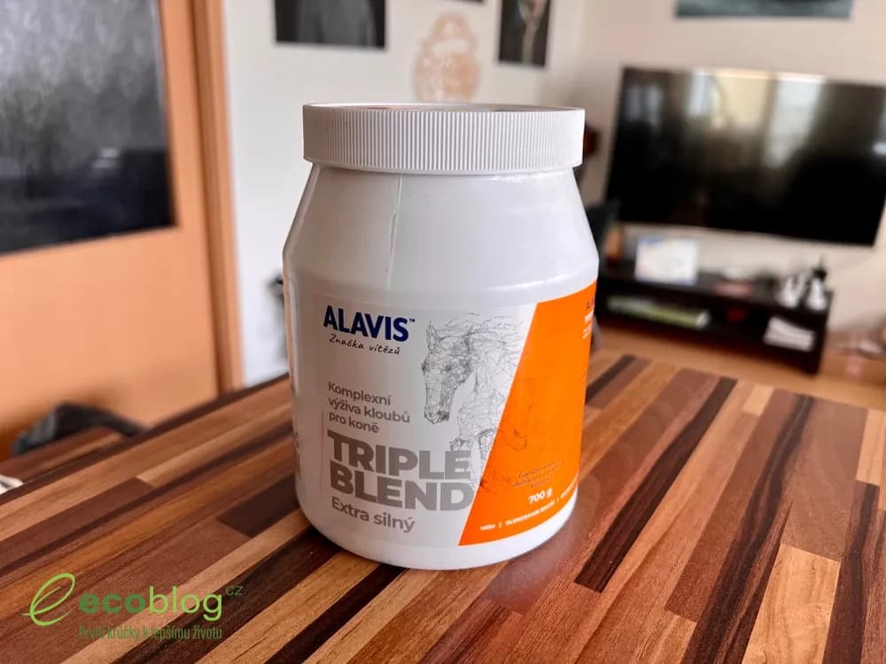 Prášek Alavis Triple Blend rozmíchaný v nápoji