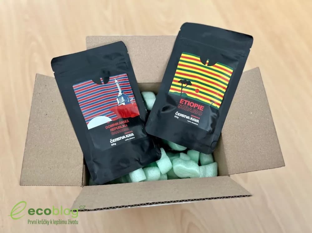 Rozbalování zásilky čerstvé zrnkové kávy od Aromaniacu