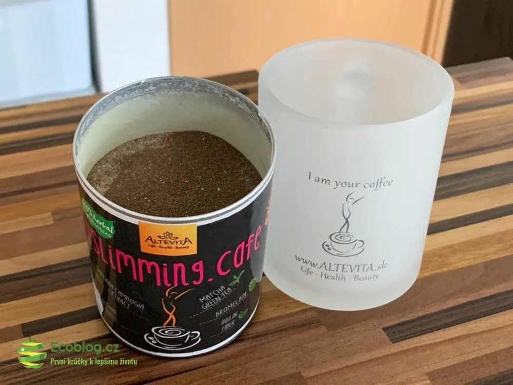 Připravená Altevita SLIMMING.CAFE s karamelem v hrnku s mlékem