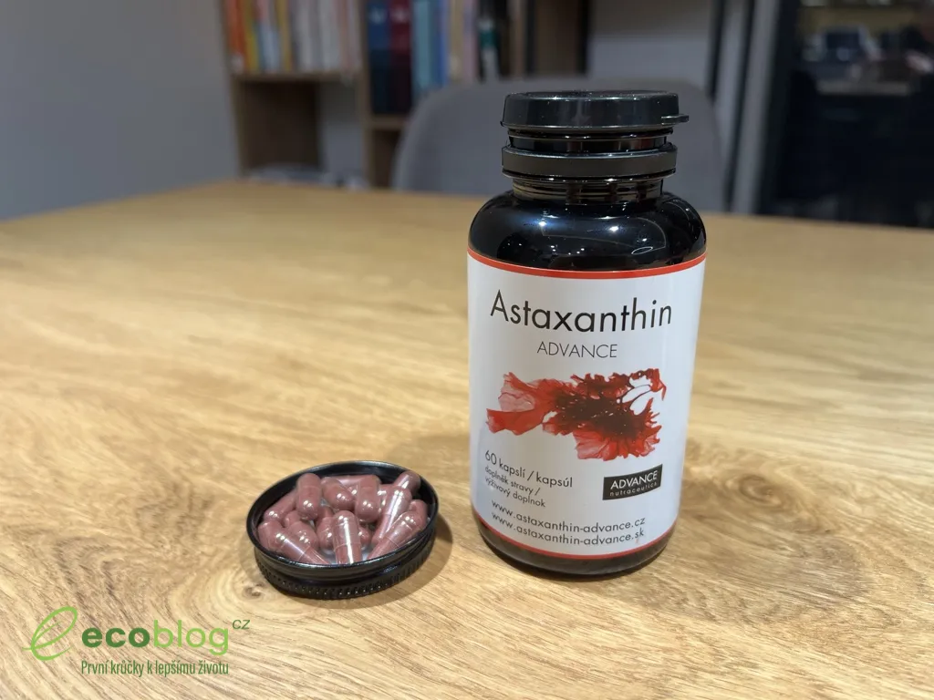 Kapsle Astaxanthinu od ADVANCE Nutraceutics připravené k užití