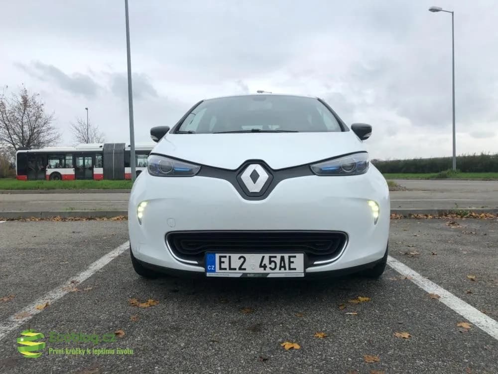 Interiér a přední část elektromobilu Renault Zoe z carsharingu Autonapůl
