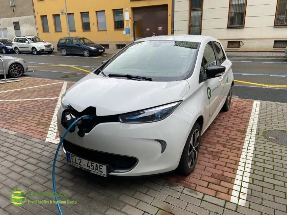 Nabíjení sdíleného elektromobilu Renault Zoe u carsharingu Autonapůl