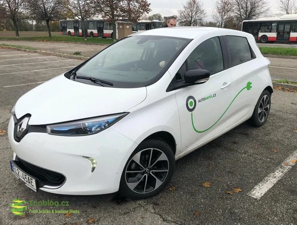 Sdílený elektromobil Renault Zoe v barvách carsharingu Autonapůl zaparkovaný v centru Brna