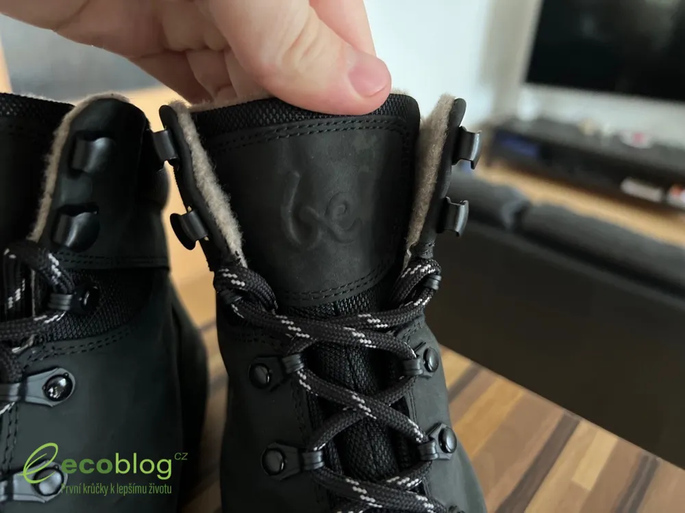 Vyšší střih zimních barefoot bot Be Lenka při obouvání